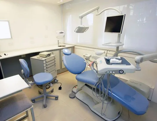 Sala de atención del consultorio, con sillón odontológico y equipamiento